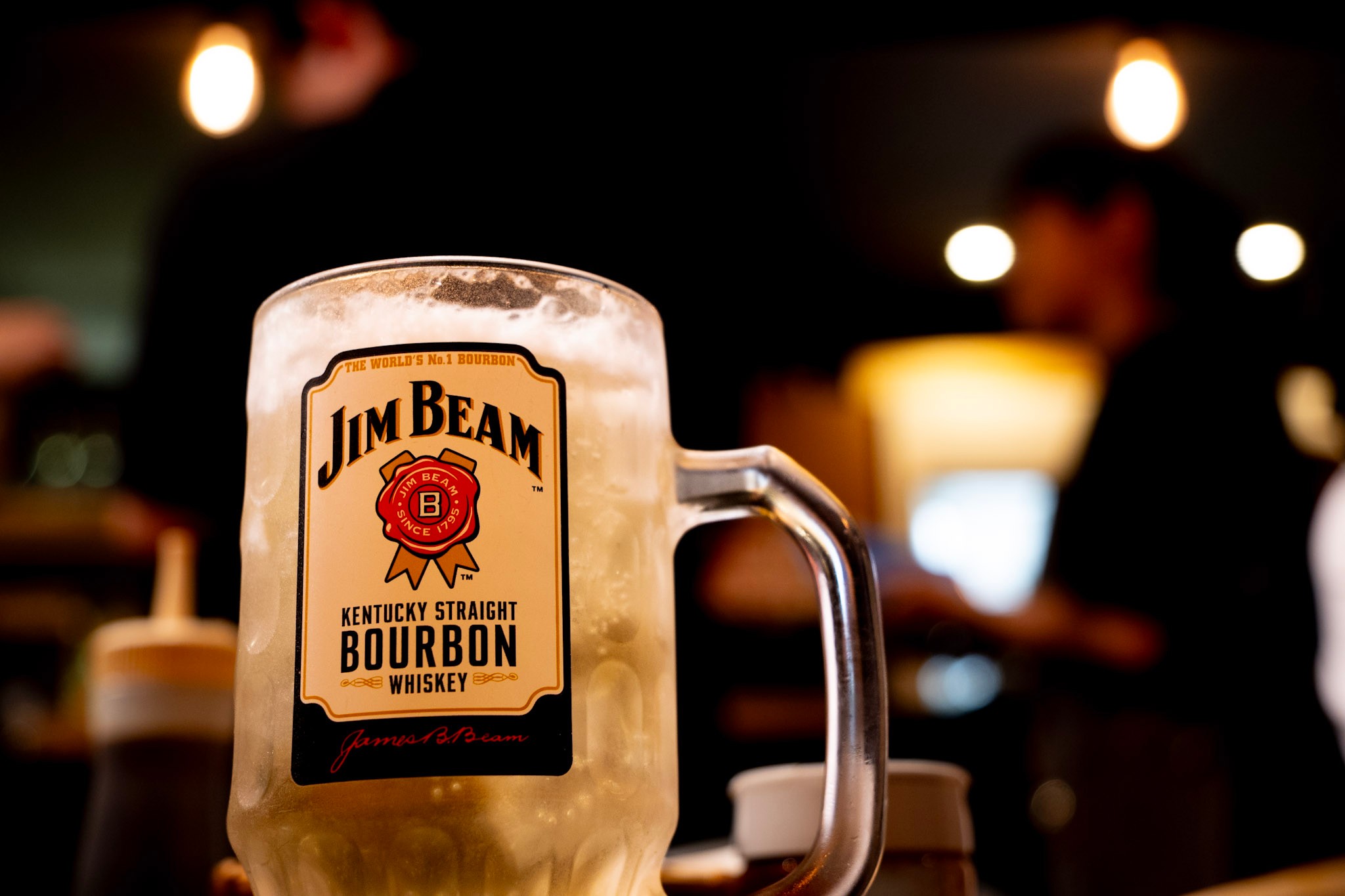A Jim Beam highball in a branded mug at Chijimi in Noda