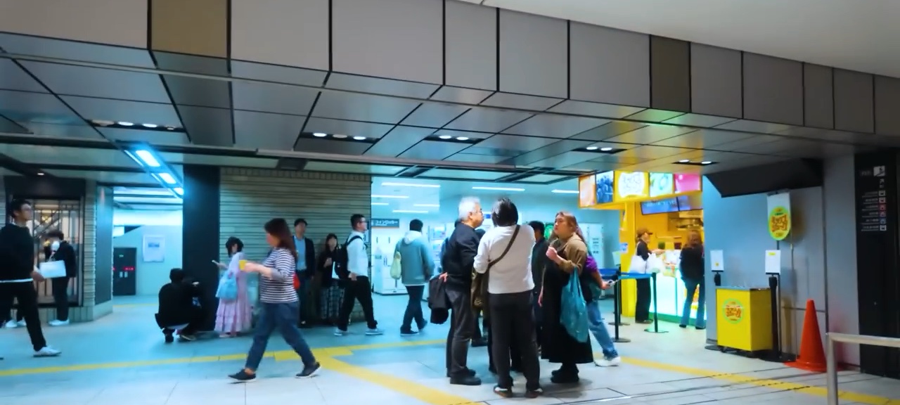 The yellow Umeda Mix Juice stand in the Hanshin station concourse